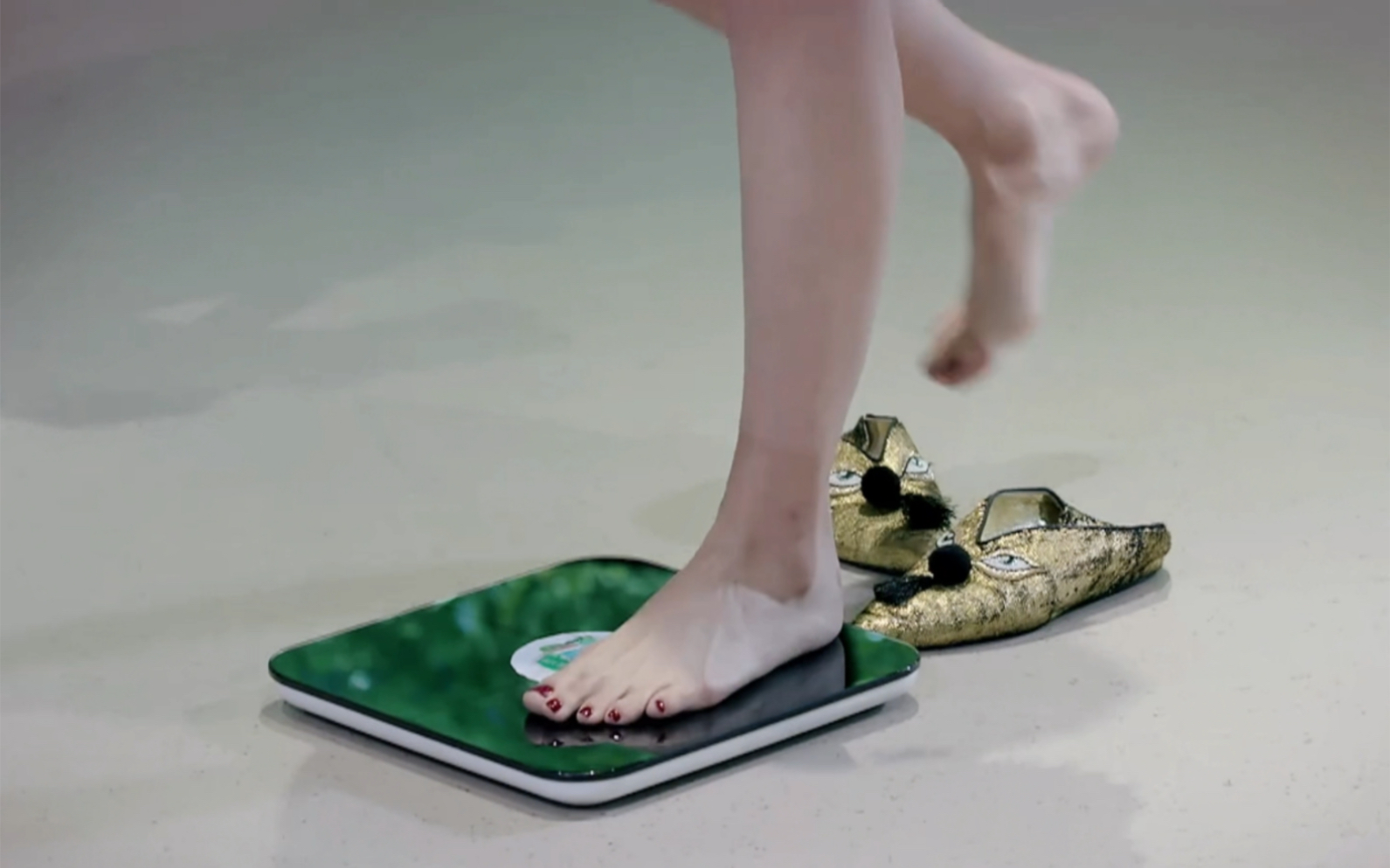 张雨绮光脚称体重太搞笑.