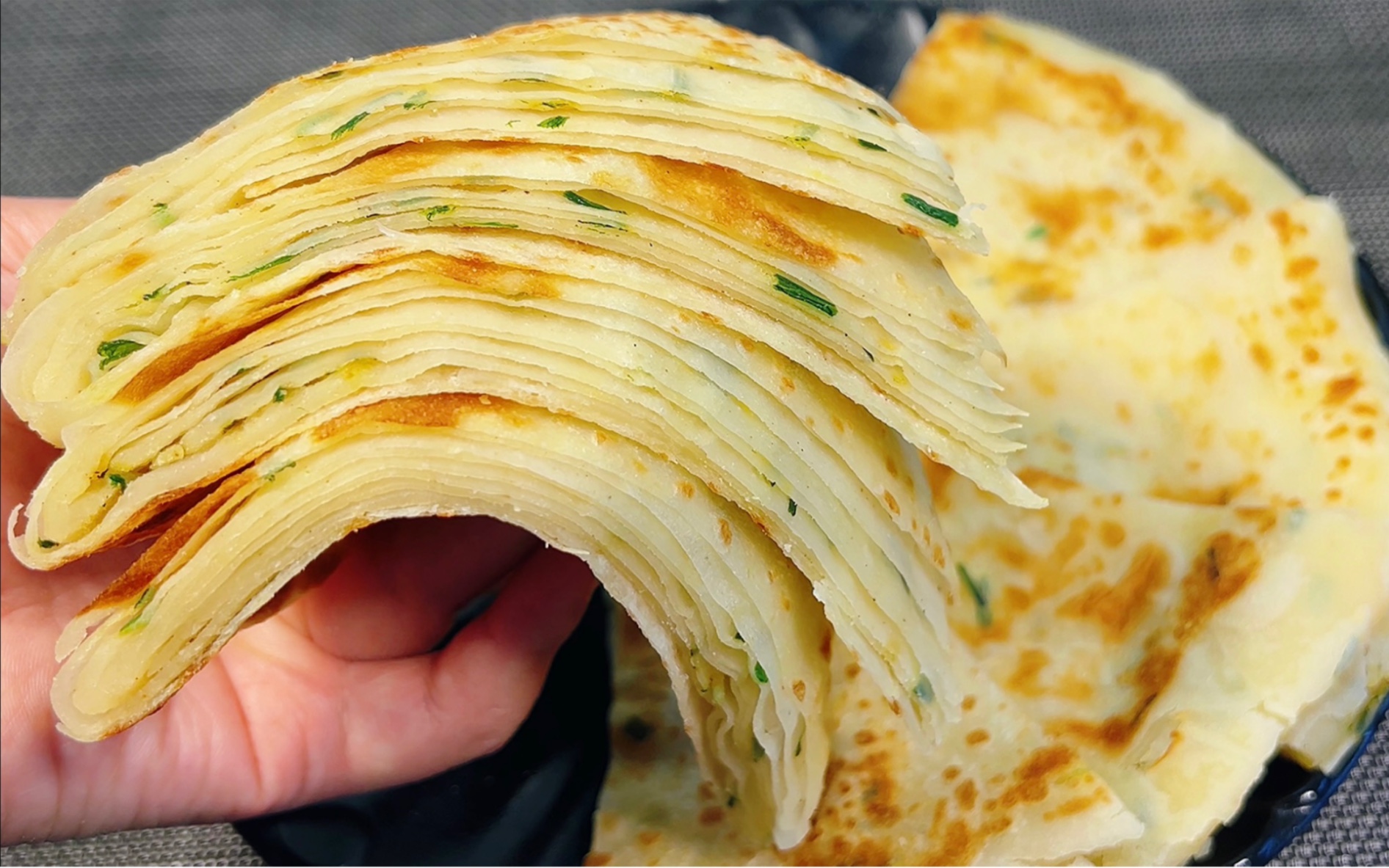 葱油饼好吃有诀窍,做到这3步,柔软多层,层层薄如纸,想失败都难