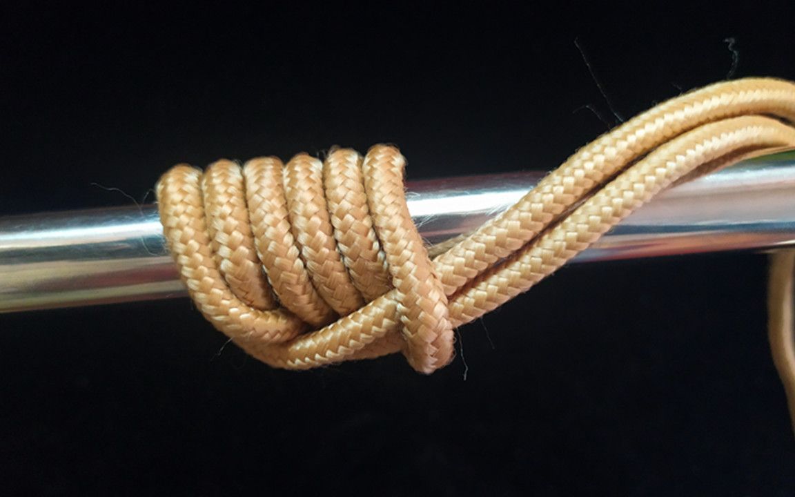 一种在笔直光滑物体圆柱物体上用的绳结,克式抓结的打法