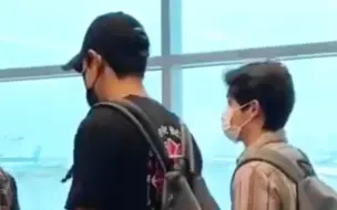 Download Video: 【灿嘟】230828 ICN 回家咯～果然也还是一起走的 瞧你俩这黏糊劲哟 好好休息吧小情侣