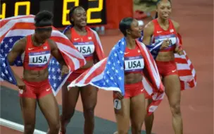 Скачать видео: 【女子4x100米世界纪录】2012年伦敦奥运会 美国队40.82秒打破尘封27年世界纪录 强势夺冠！