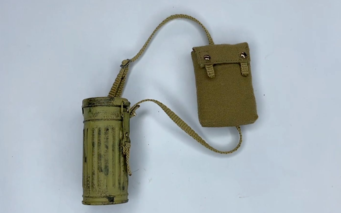 did d80152 二战德军北非步兵的防毒面具筒和包如何结合在一起