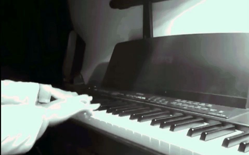 [图]钢琴演奏：Daft Punk piano cover by Hong《Something about us》。 #钢琴# #纯音乐# #乐器# #钢琴曲# #音