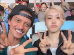 Descargar video: Bruno Mars x ROSÉ 在巴西🇧🇷看球赛 | 新歌〈APT.〉中午12点发布⚡ 明天火星的演唱会感觉会首唱！