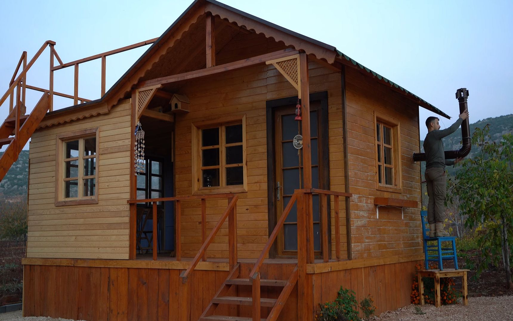 独自在户外看守万亩农场,和我的狗居住在自建的木屋里面,冬季太温暖