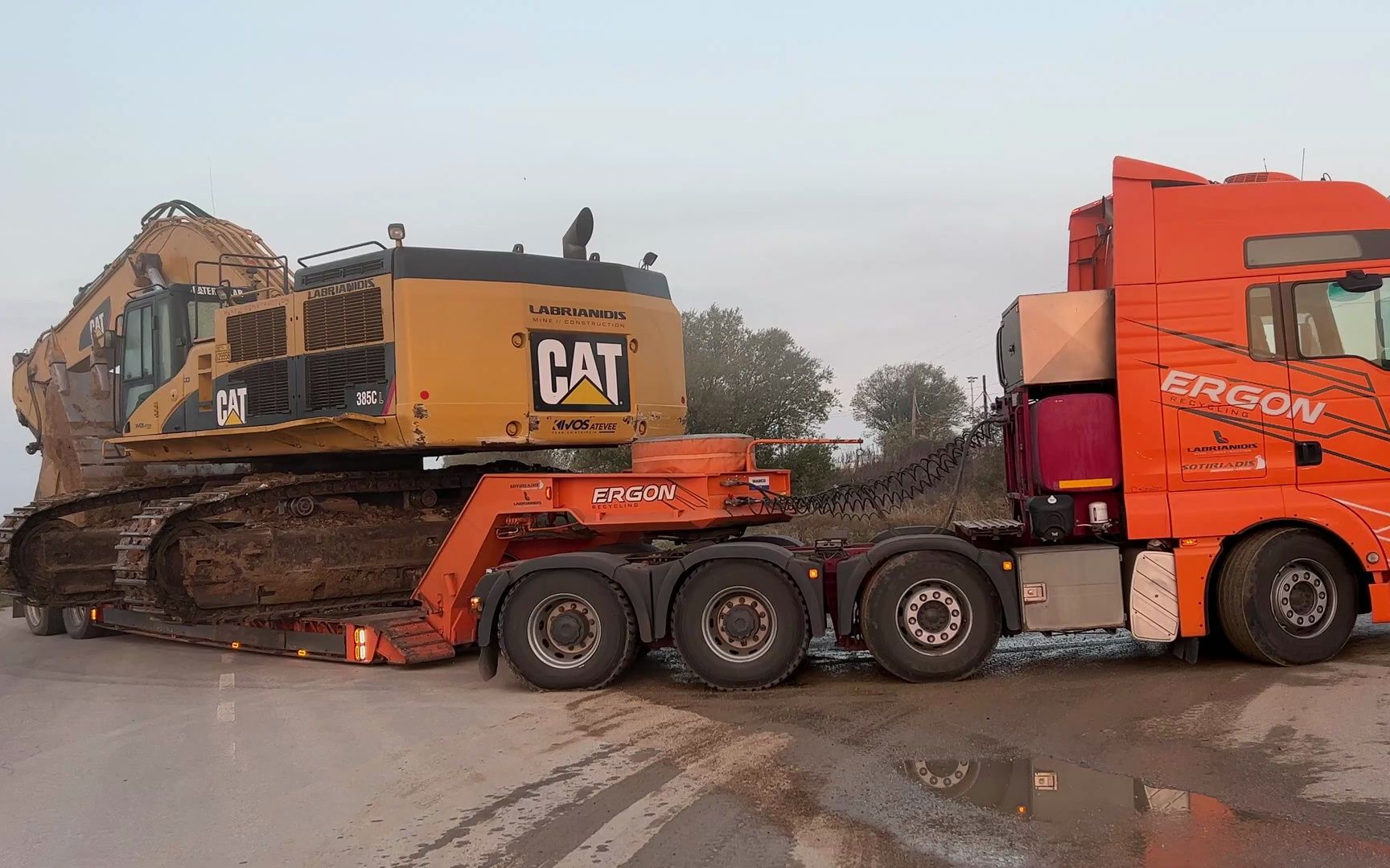 卡特彼勒385c挖掘机的清晨现场运输