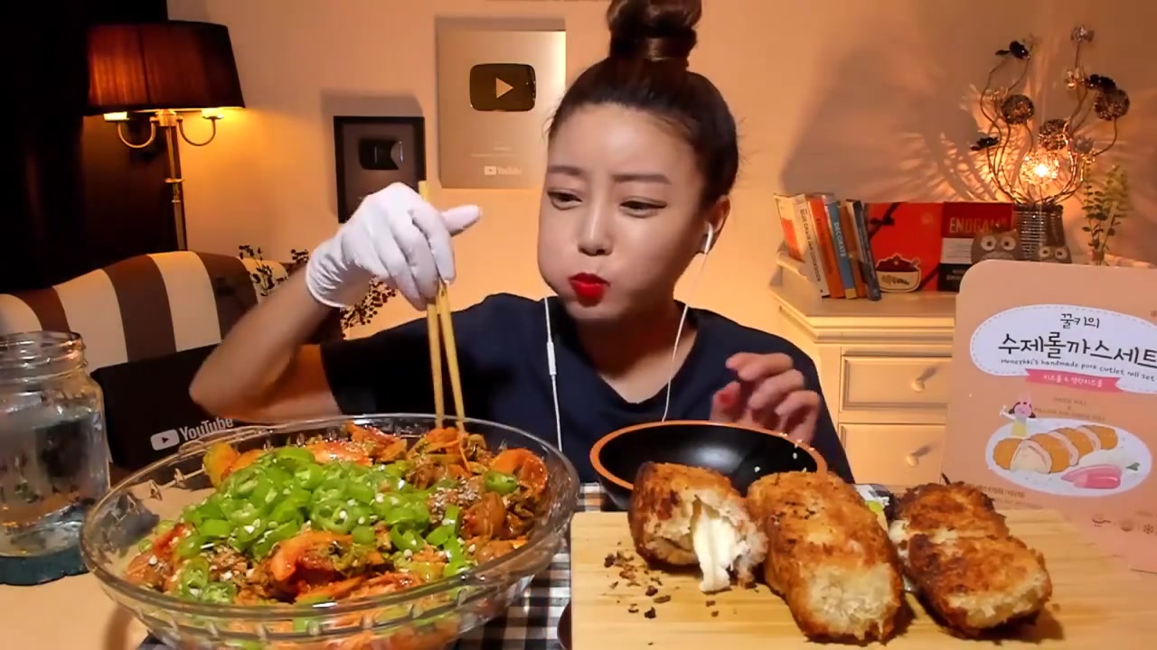 【韩国吃播】dorothy多萝西小姐姐,咀嚼音大口吃蜂蜜芝士奶酪卷,凉拌