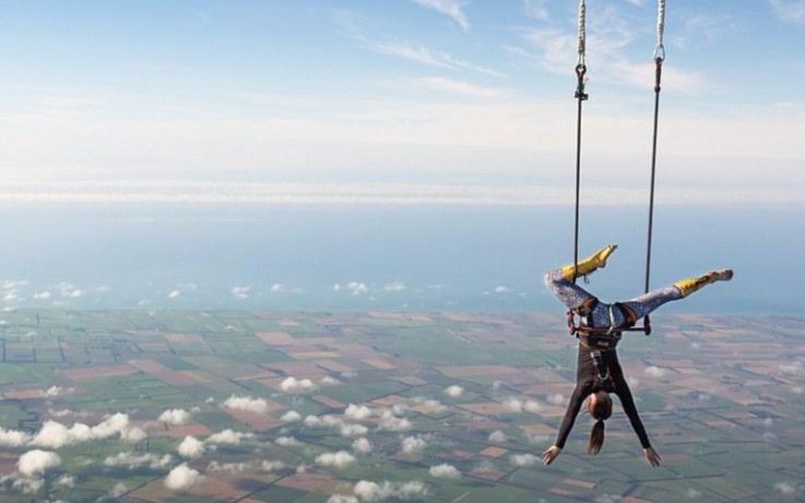 美女3000米高空倒吊5分钟,筹集一万元善款,人美心善