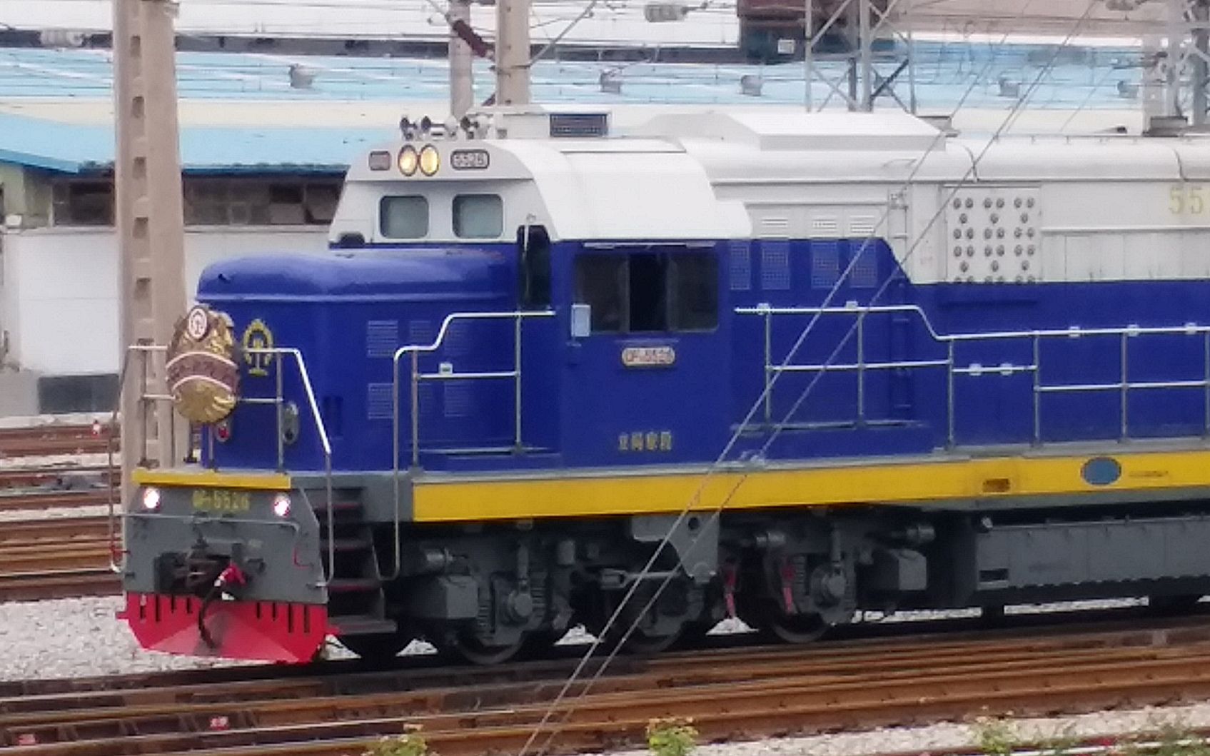 【中国铁路】df7c-5526"工人先锋号"挂牌机车出北京西站_哔哩哔哩