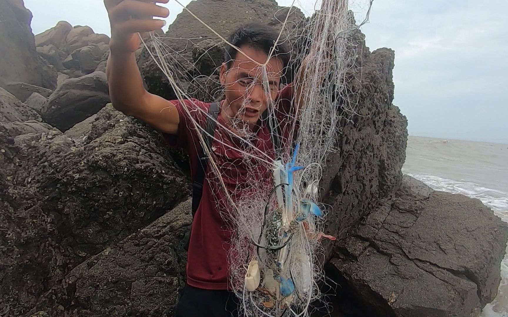 小囿迎猛浪赶海找货,发现破渔网还裹着螃蟹,上前被浪打全身湿了哔哩哔哩bilibili