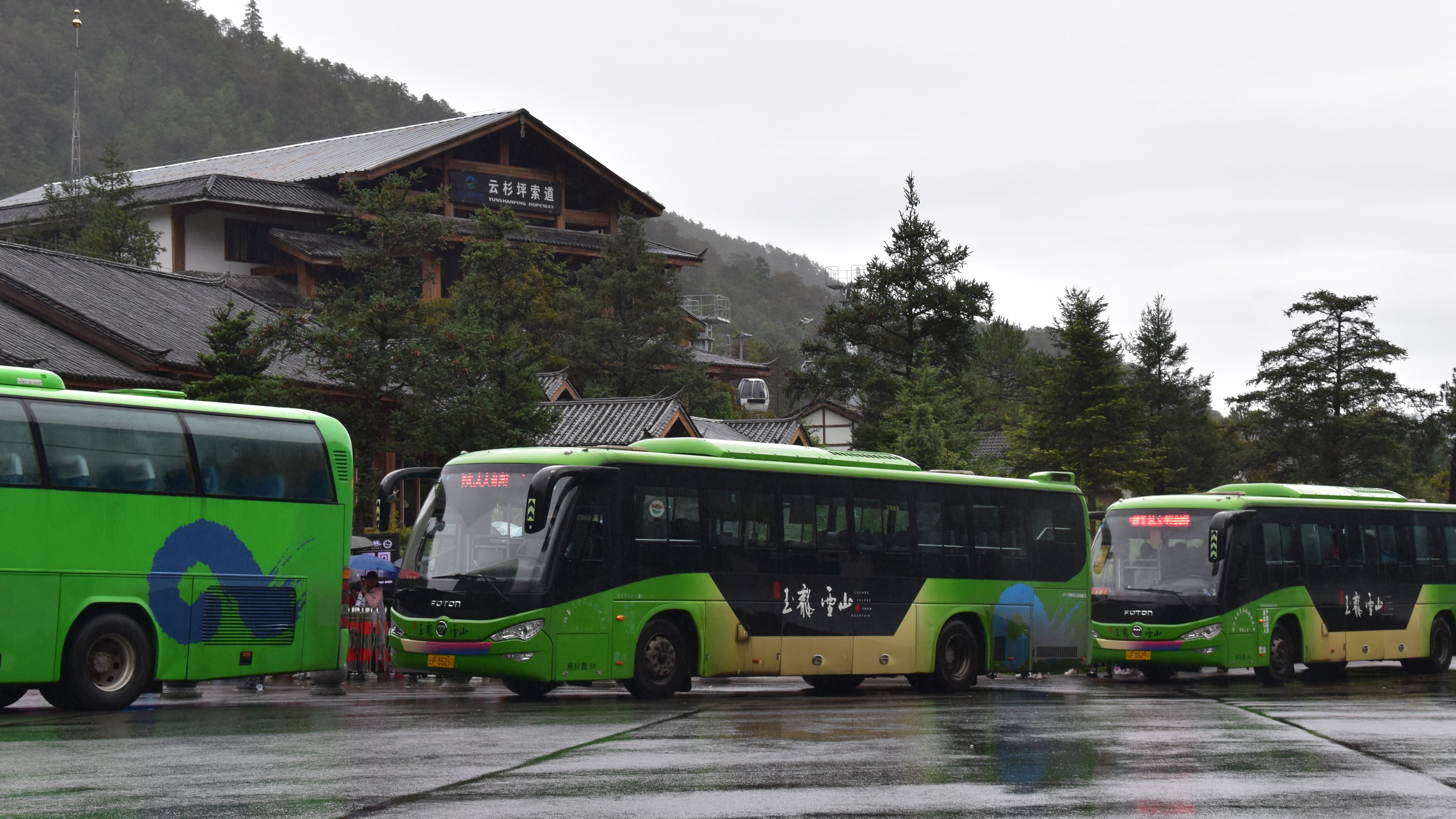 新疆天山天池专线大巴车