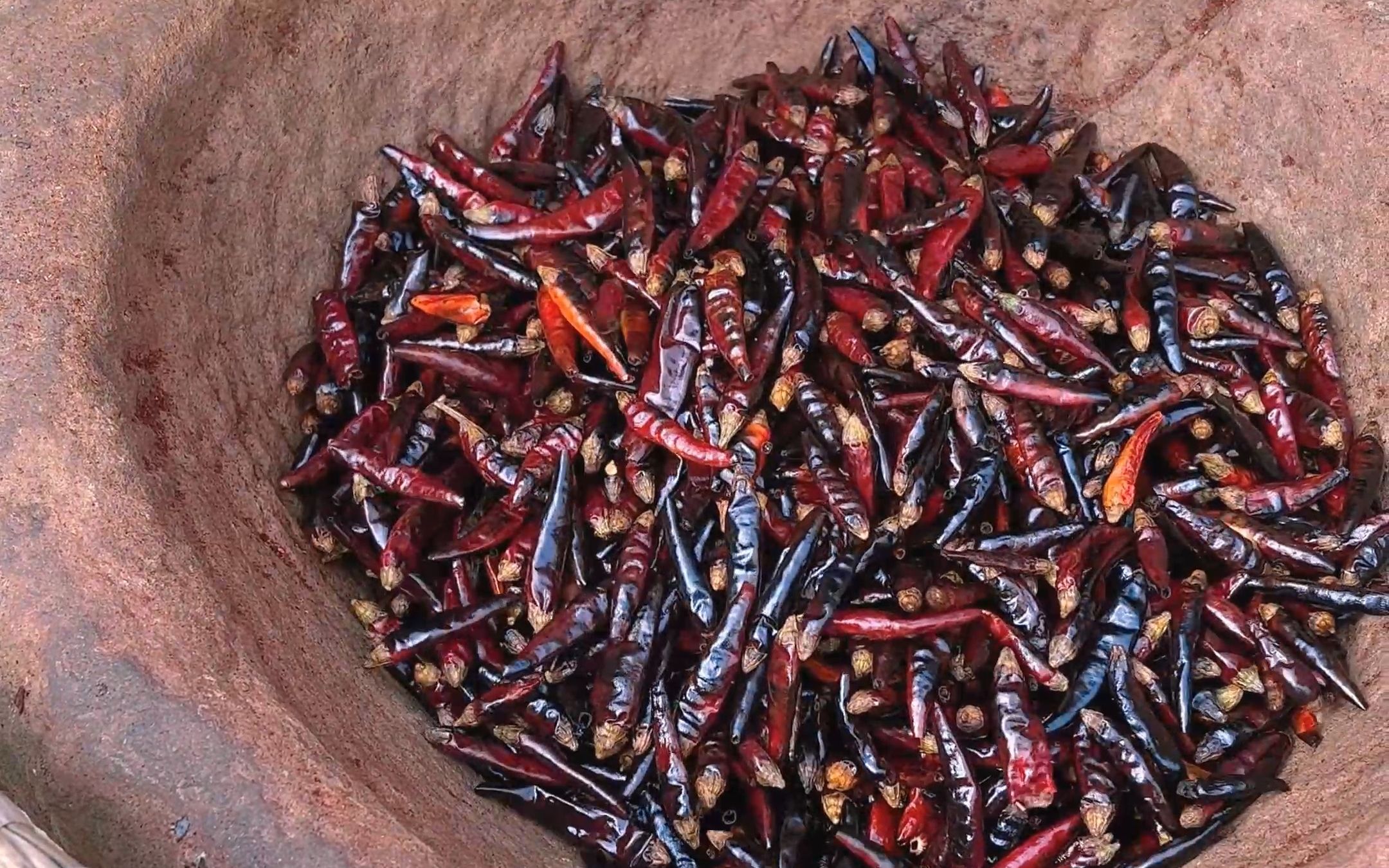 这个柴火糊辣椒面黑了一点,但是很香,蘸什么都好吃.