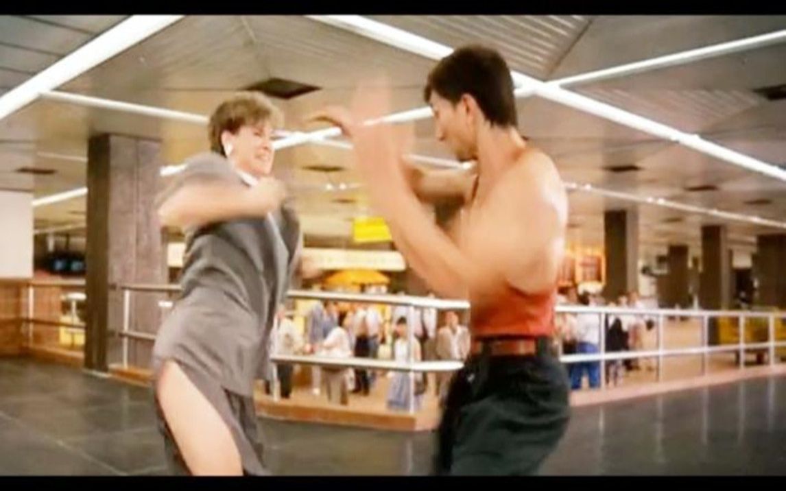 十几个警察大汉抓不住一个歹徒,却被皇家师姐罗芙洛几招ko!