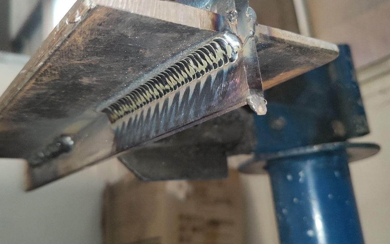 二保焊实芯焊丝仰角焊如何焊接,看完这个视频你就明白了,学学吧