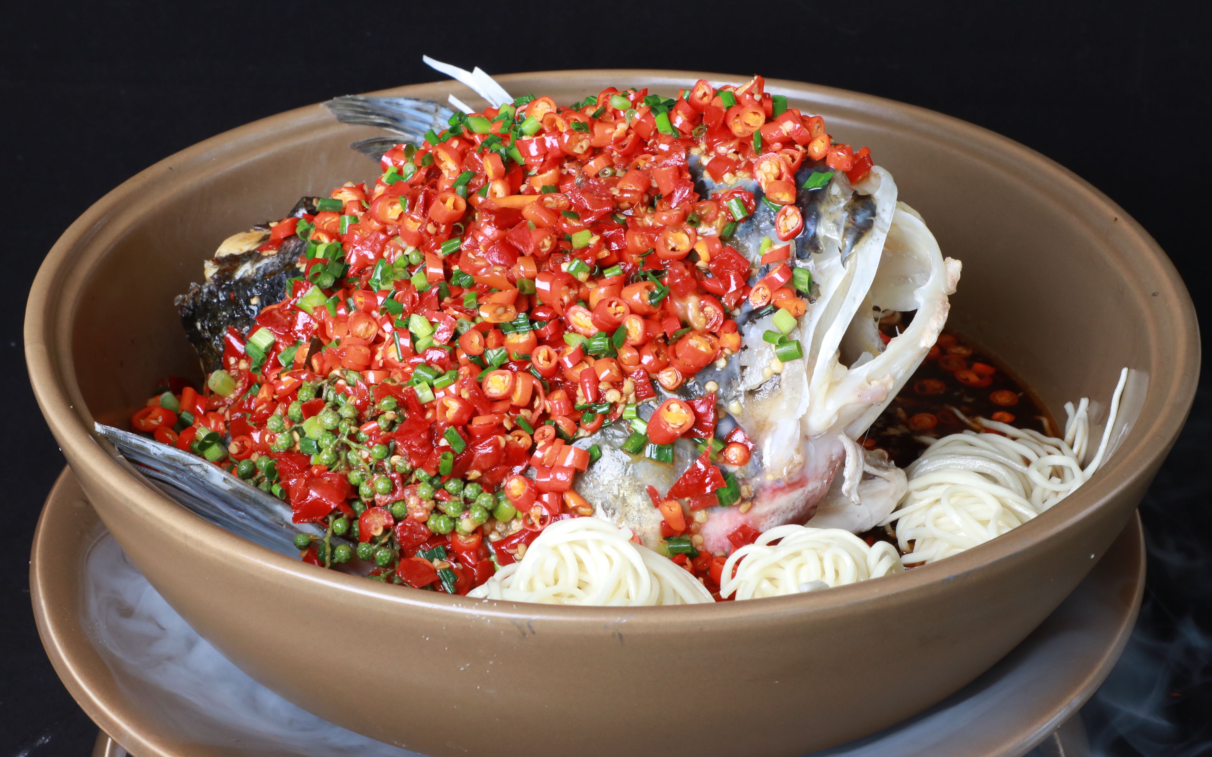 【剁椒鱼头】白嫩嫩的鱼肉,火辣辣的剁椒,浸满汤汁的面条,鲜辣,爽滑