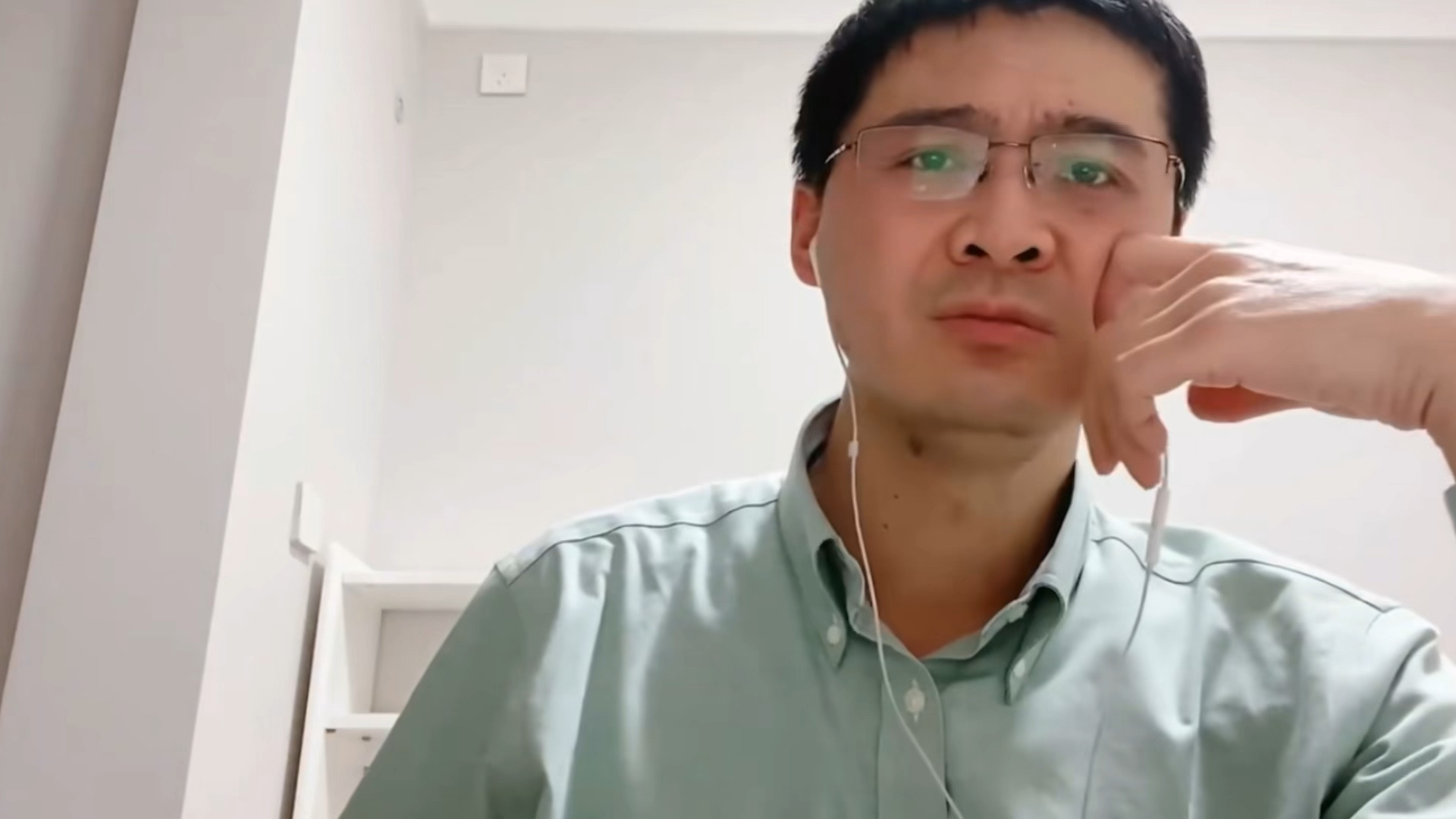 逃避世界,于是你拥有对抗世界的力量,可当你走出书房,你还是懦弱无力