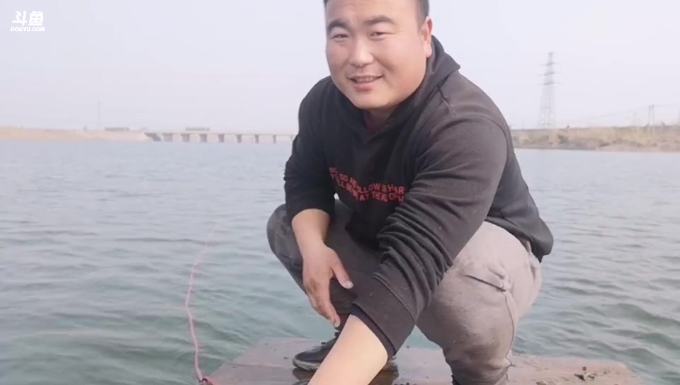 微山湖捕鱼武工队_2020-02-04 12时30分起床了!撒网捕鱼了!
