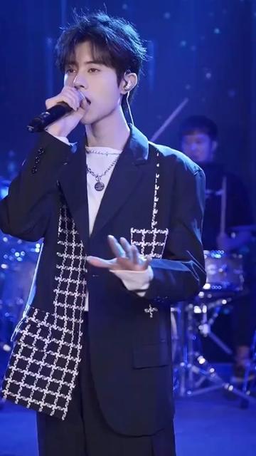 月狸的新歌《自我敷衍》《风的线索》在各大音乐平台都已上线,大家多