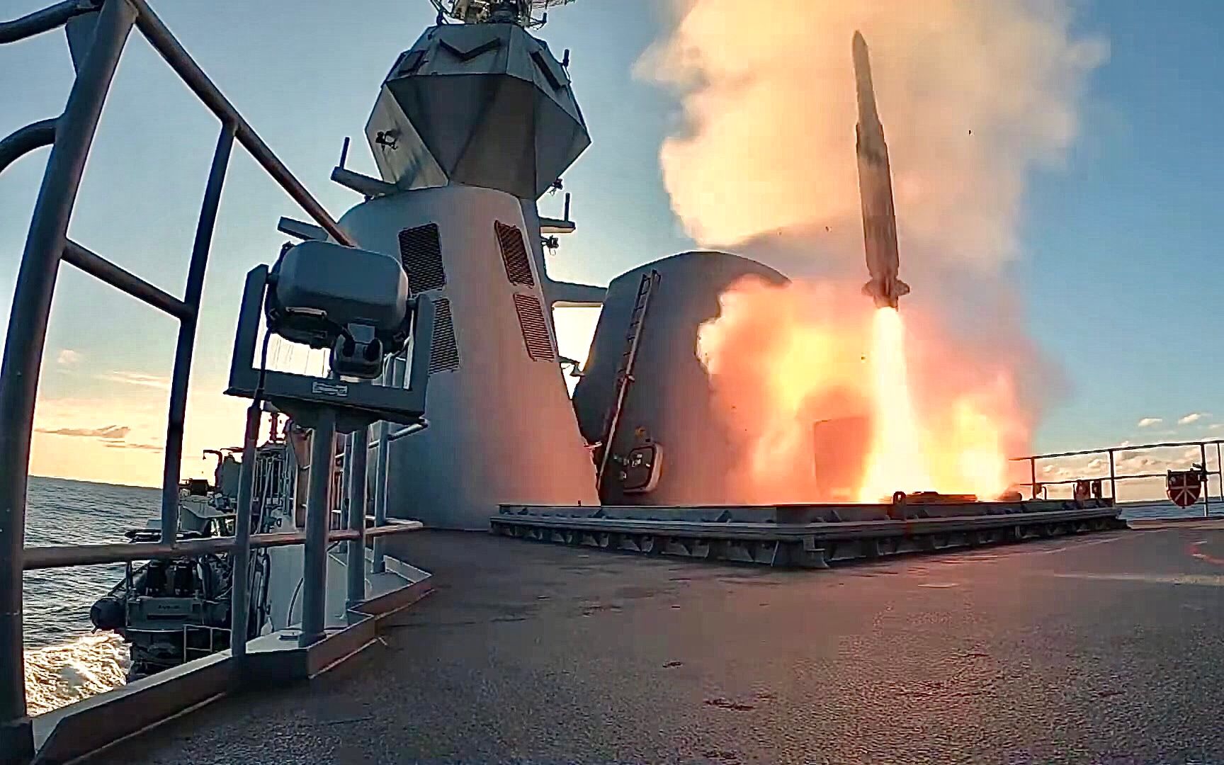 澳大利亚海军巴拉腊特号护卫舰测试改进型海麻雀防空导弹