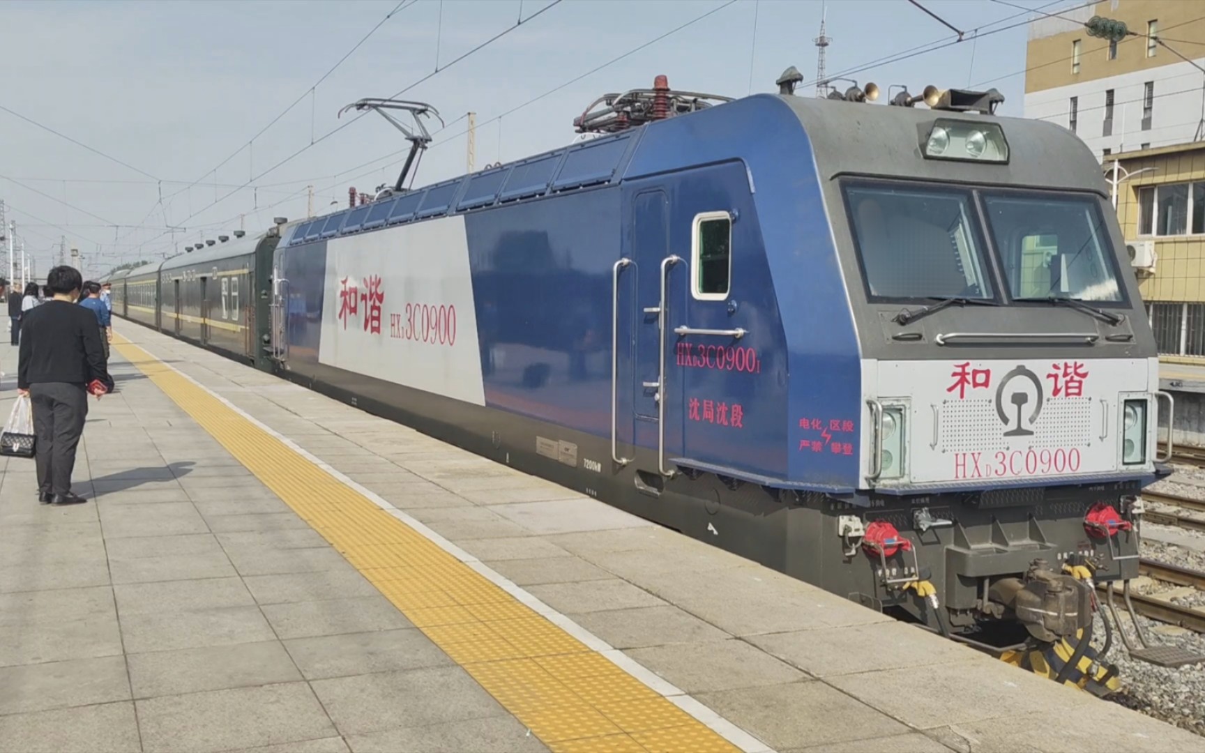 k56 包头→大连 和谐电3c 0900 沈局沈段,牵引进入海城站