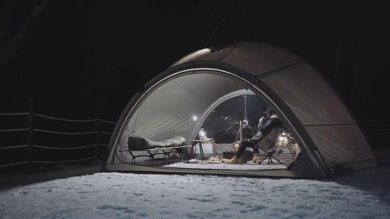 下暴雪时独自一人在荒郊野外露营过夜沉浸式露营远离城市的喧嚣