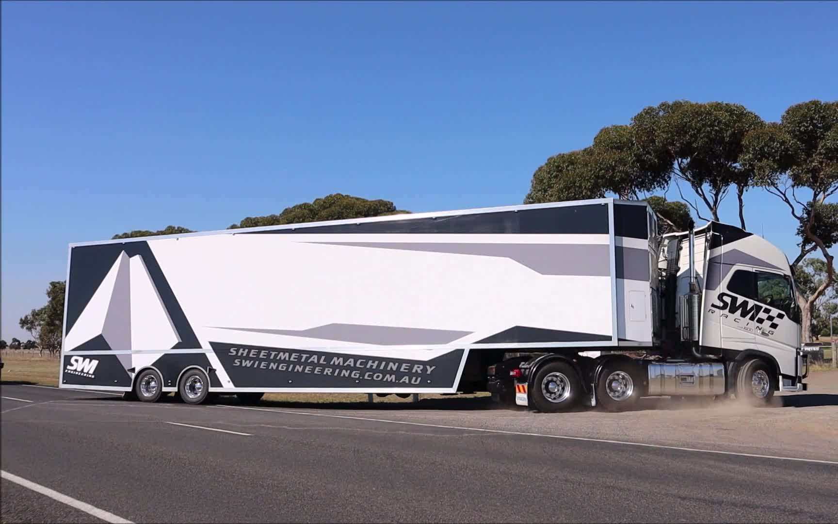 令人印象深刻的高速公路运输车拖走了2021年复活节sprintcar越野赛