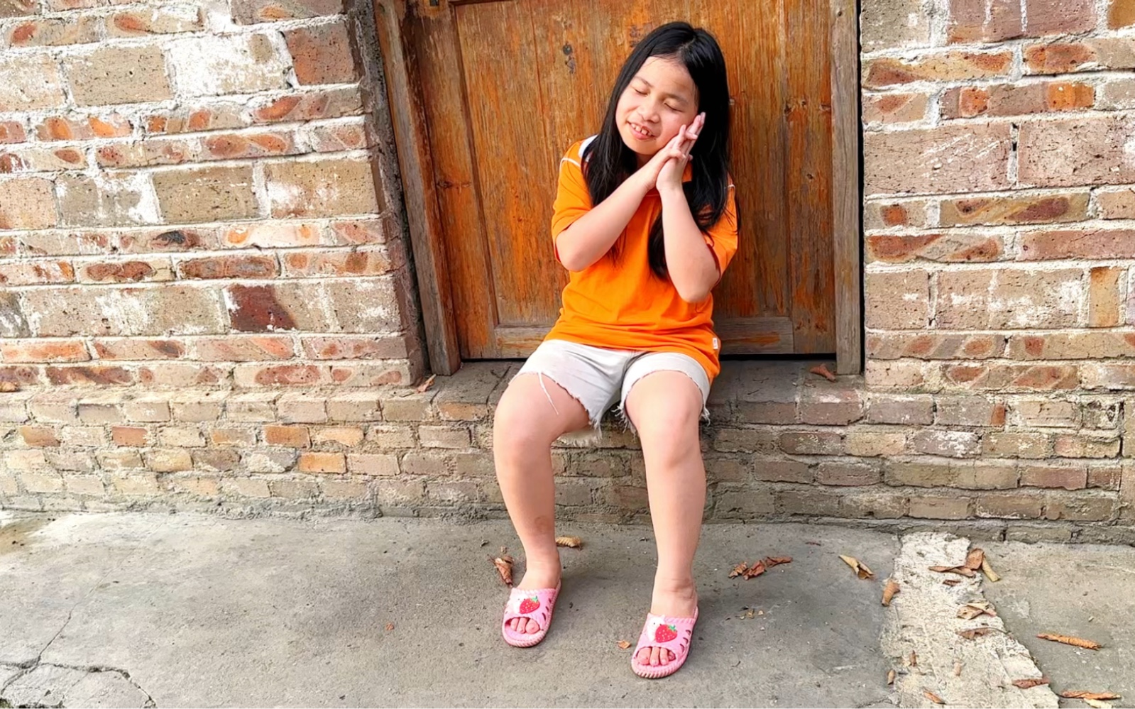 小兰兰洗完脸继续睡觉了