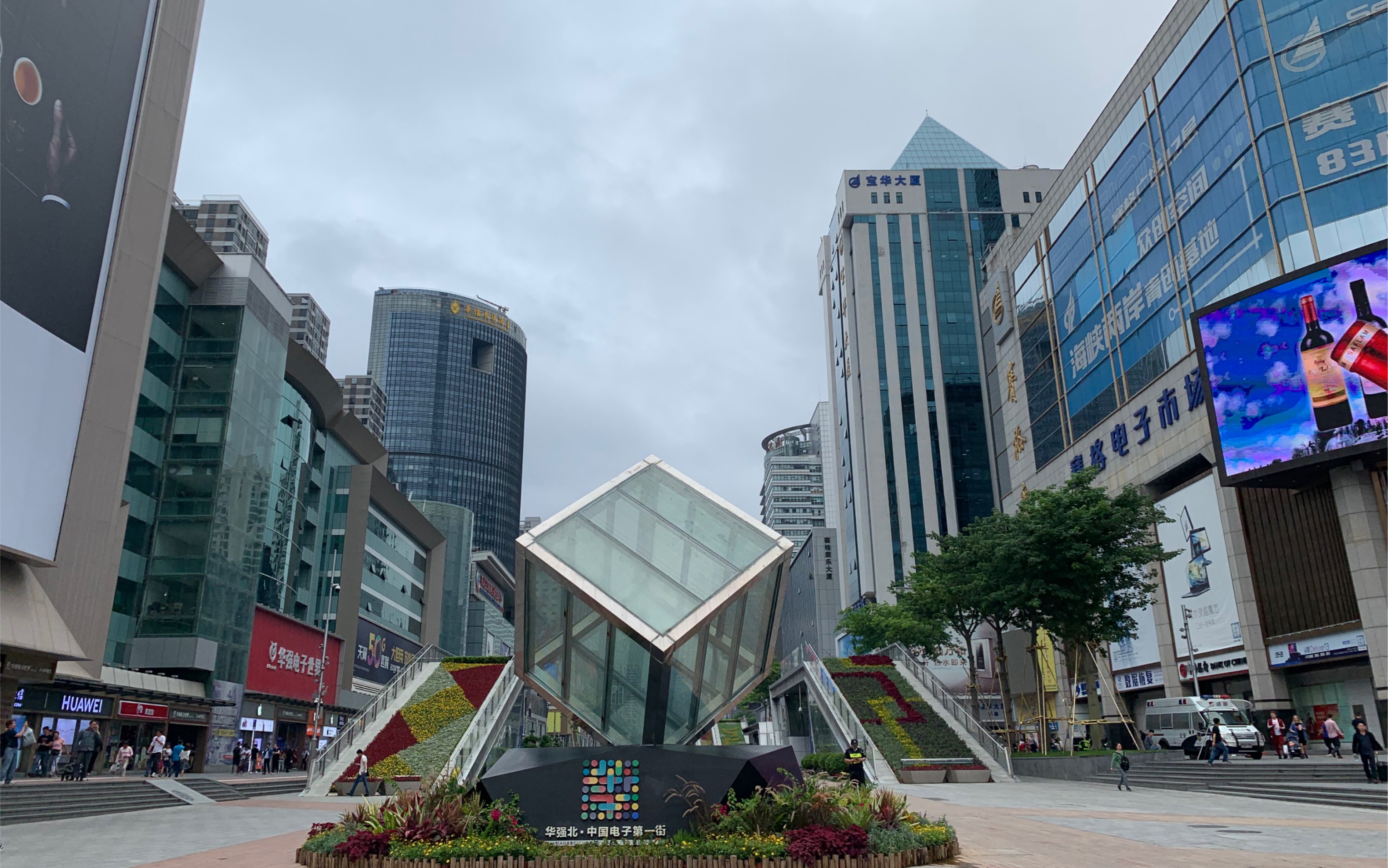 深圳华强北:导购阿姨也能轻松用英语跟歪果仁交流的国际化大商场