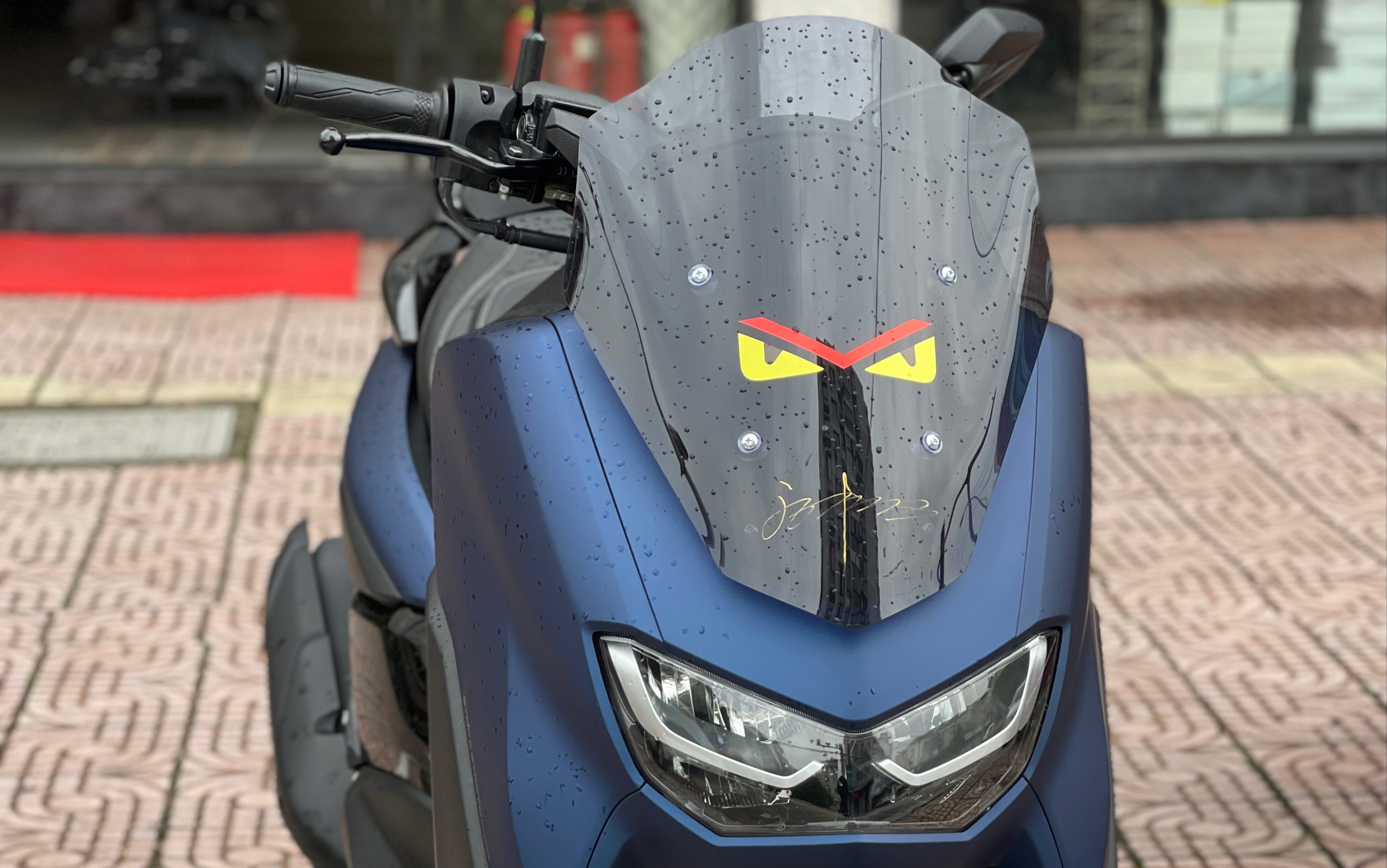 5雅马哈nmax155轻度改装风挡靠背避震等第一次手机录视频音有点小见谅