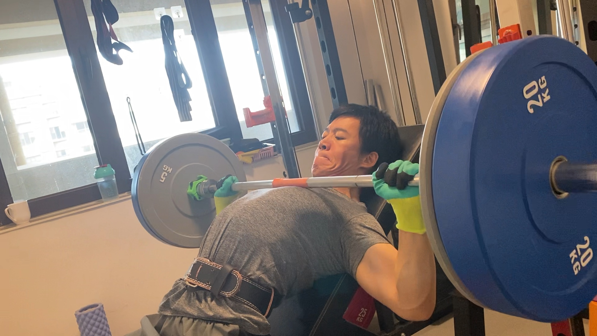 居家训练 上斜35度 平板杠铃卧推65公斤