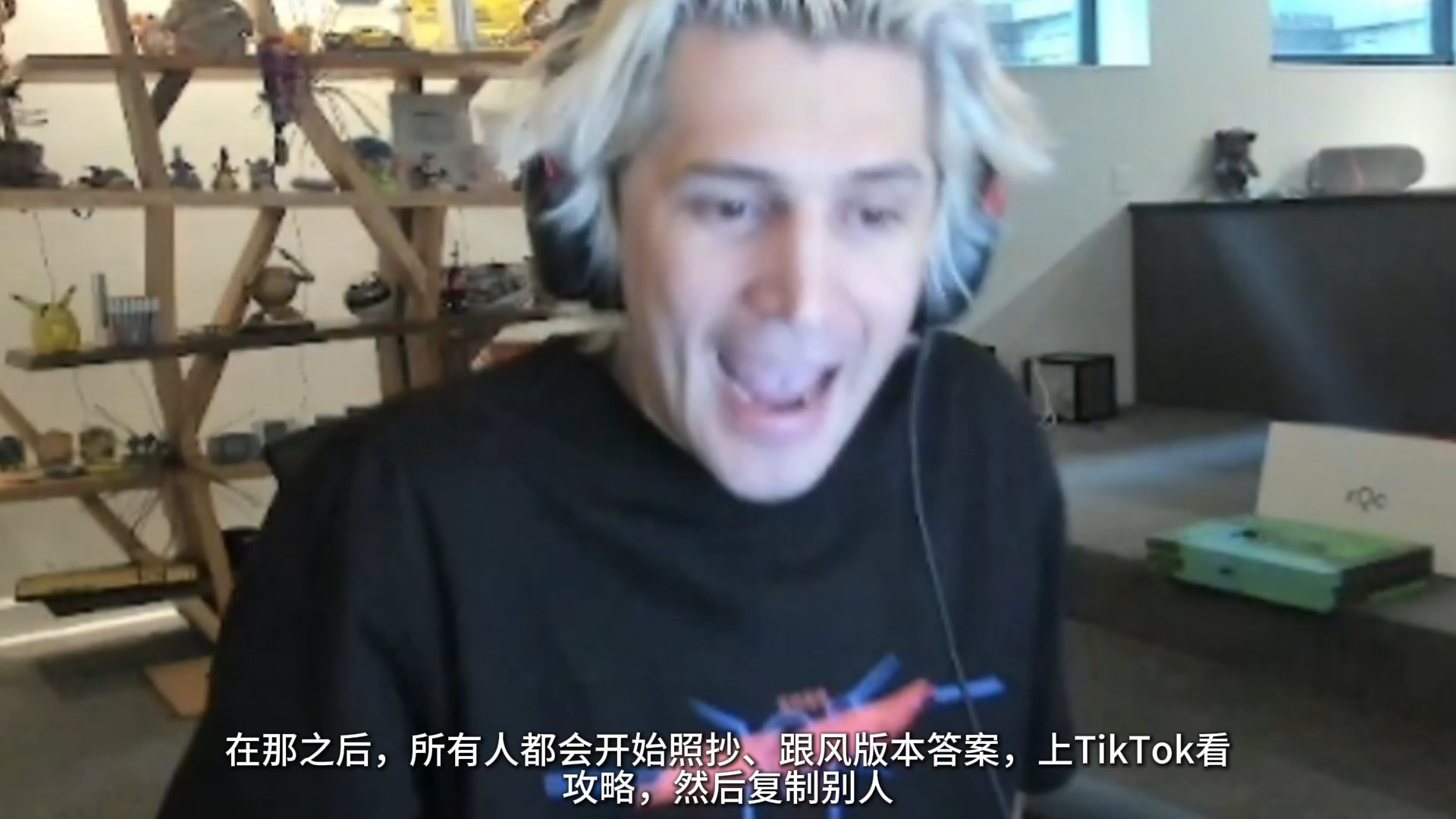 xQc被弹幕嘲讽：你能拿《守望先锋》世界第一只是因为当时游戏刚出，现在顶多塑料段位！结果当场破防开喷海报