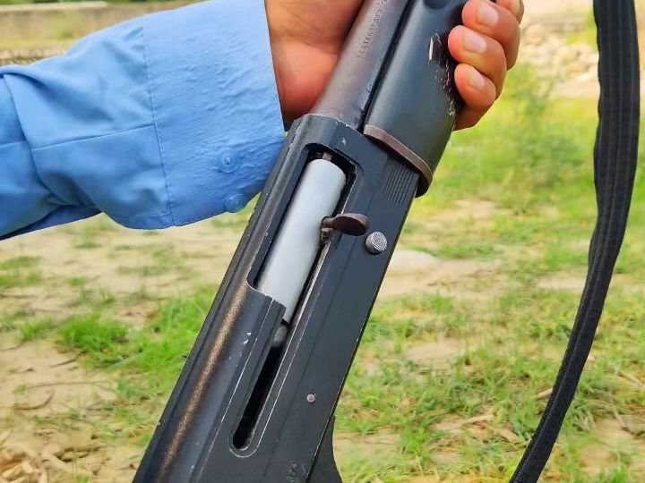 半自动 12 口径霰弹枪