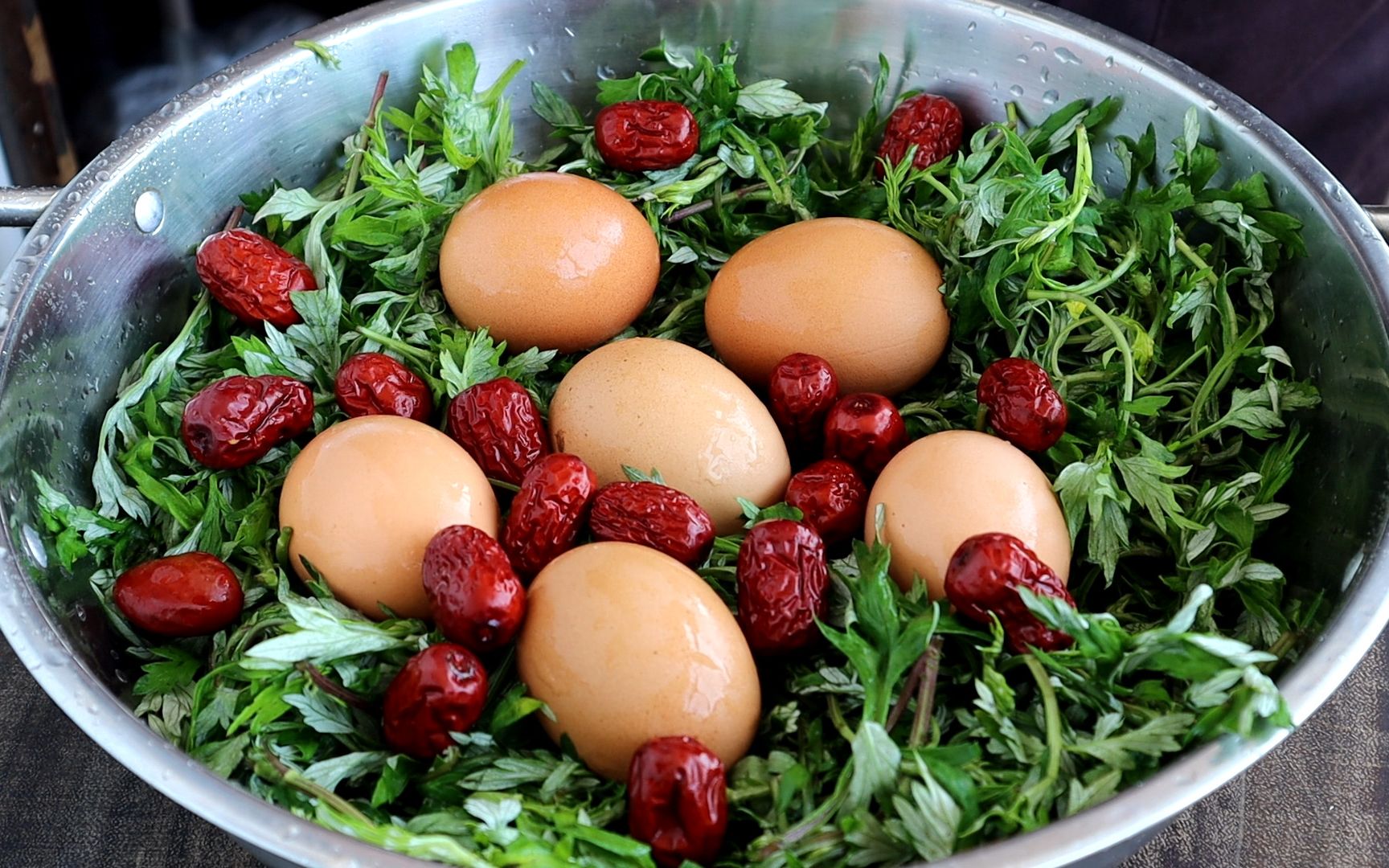 红艾叶煮鸡蛋的功效图片