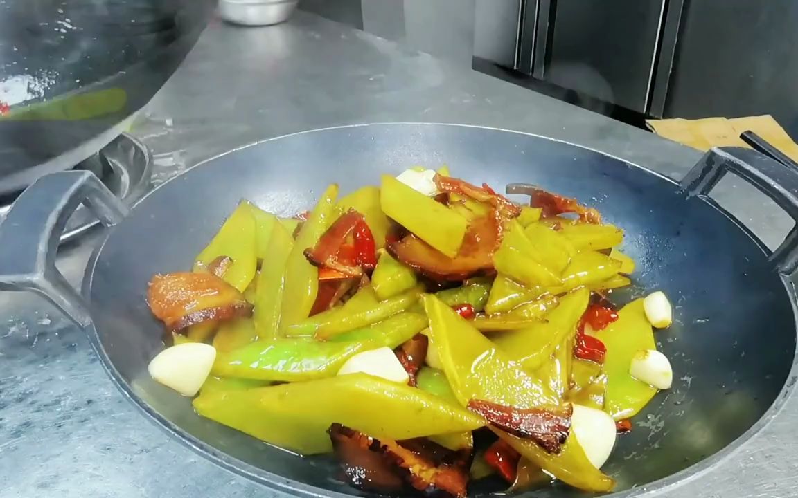 最简单的食材需要最歪的厨子,一道时令菜(干锅莴笋腊肉)简单的不能再