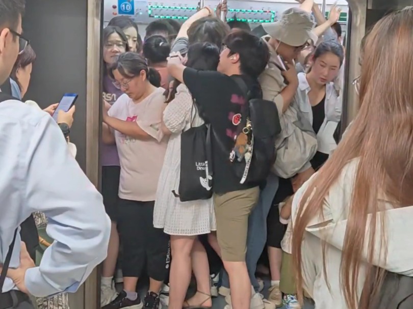 上下班高峰地铁人山人海!打工人拼命往上挤只为全勤奖