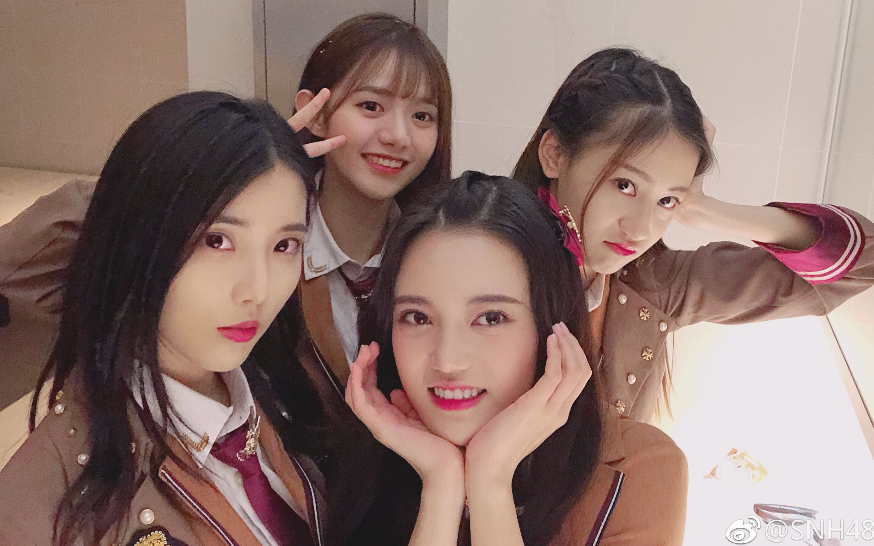 【snh48】姜杉拔河前在和孙珍妮洪珮雲袁一琦玩什么呢?