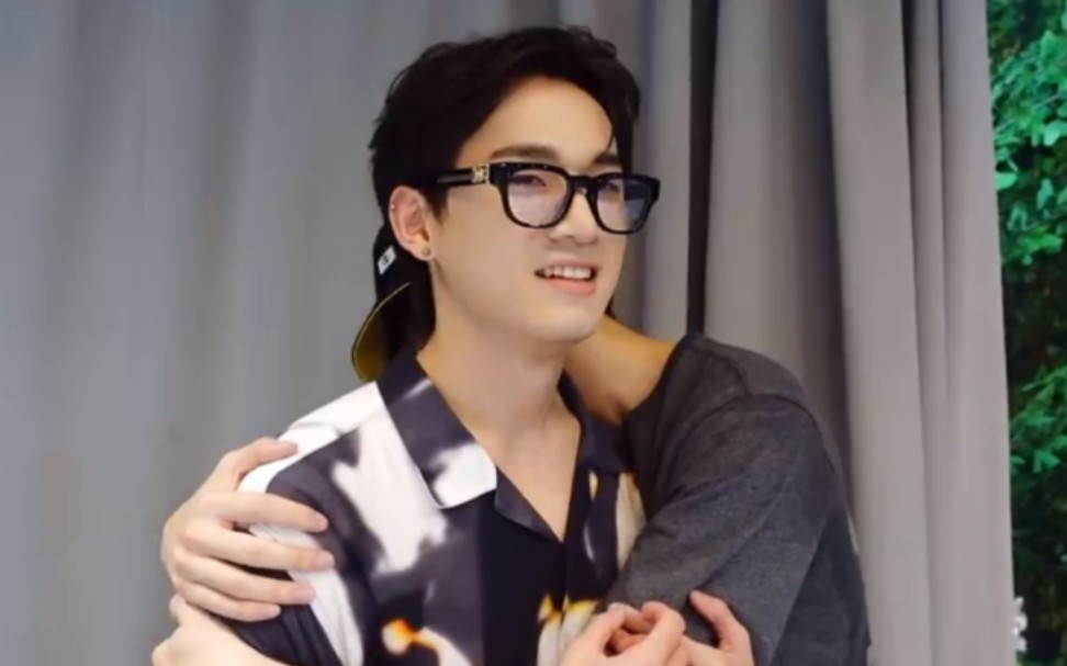 【姚琛72赵让】这个拥抱我直接破防… 两个努力的小朋友要越来越好