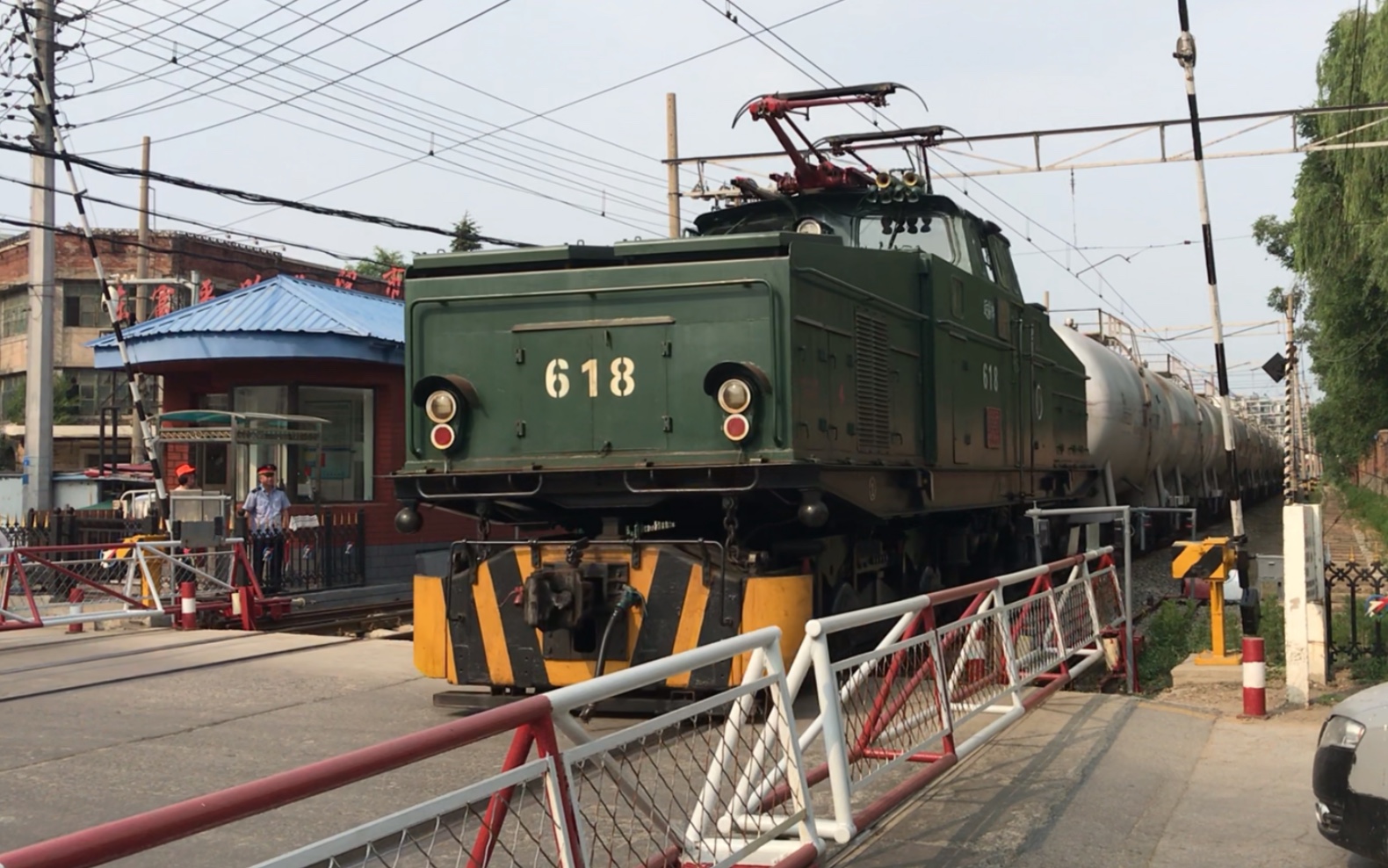 抚顺电铁配属抚矿运输部的韶峰zg1001500型618号电力机车牵引油龙列车