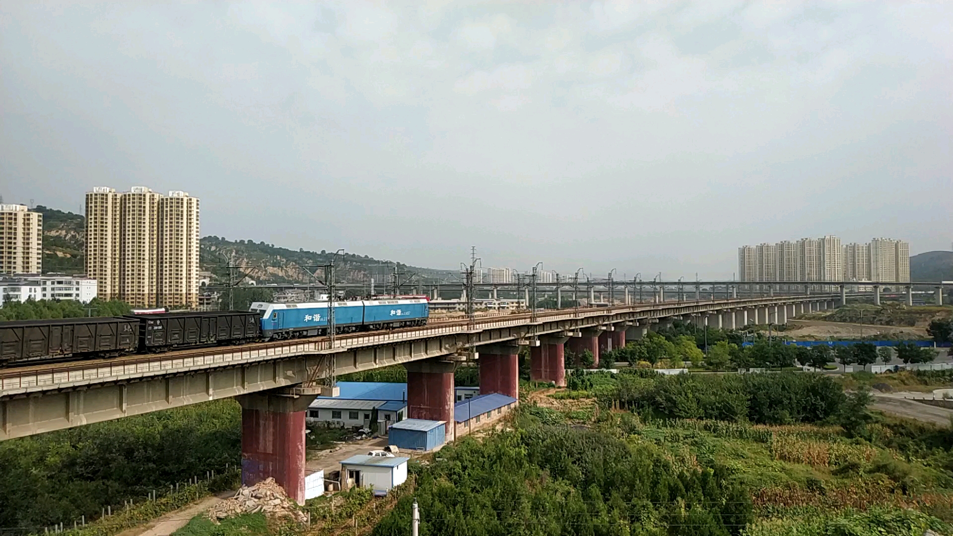 拍车:山西省吕梁市离石区——太中银线上的煤运列车