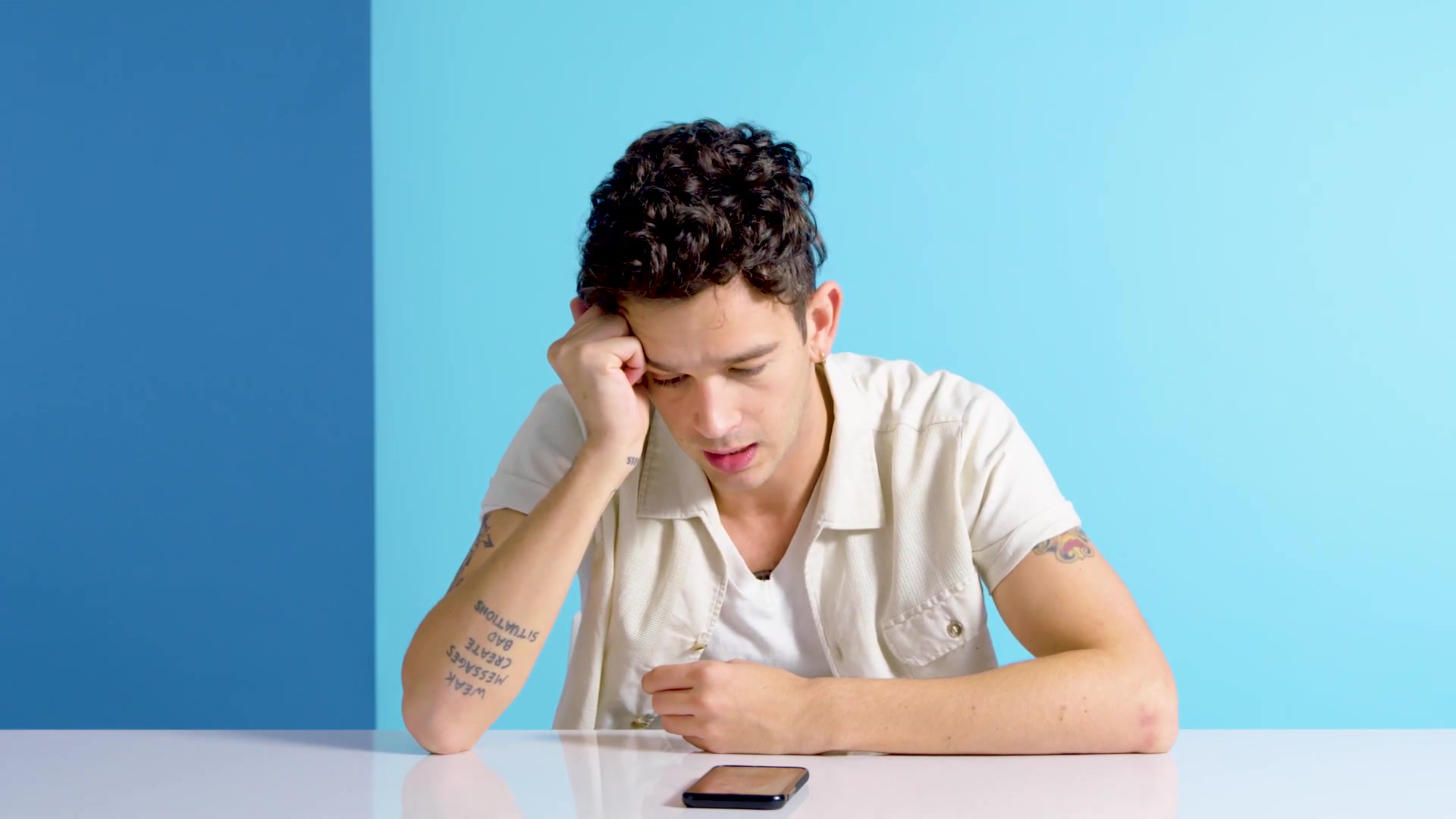 乐团马修希利mattyhealy曾用手机录专辑|明星的件私物|gq