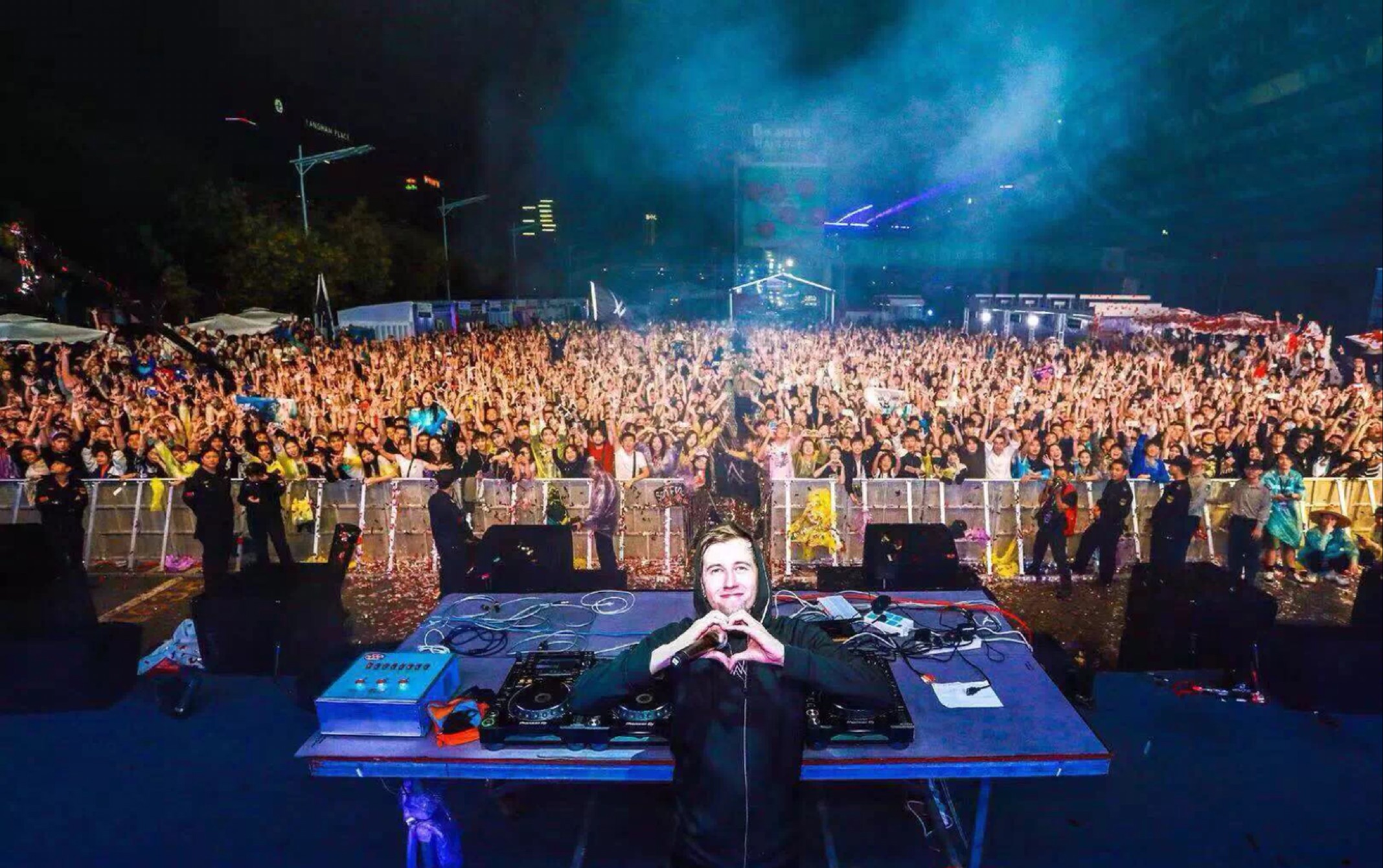 alanwalker广州凹凸音乐季现场飞奔广州参见教主