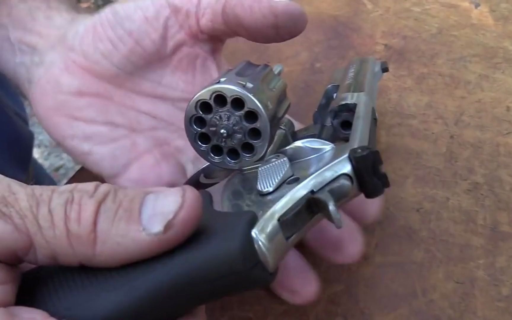 采用.22小口径弹药,弹巢容量十发,这种左轮手枪你觉得威力怎样