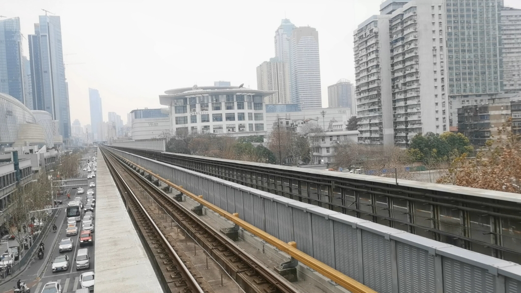 武汉轨道交通一号线龙年专列a06出三阳路站