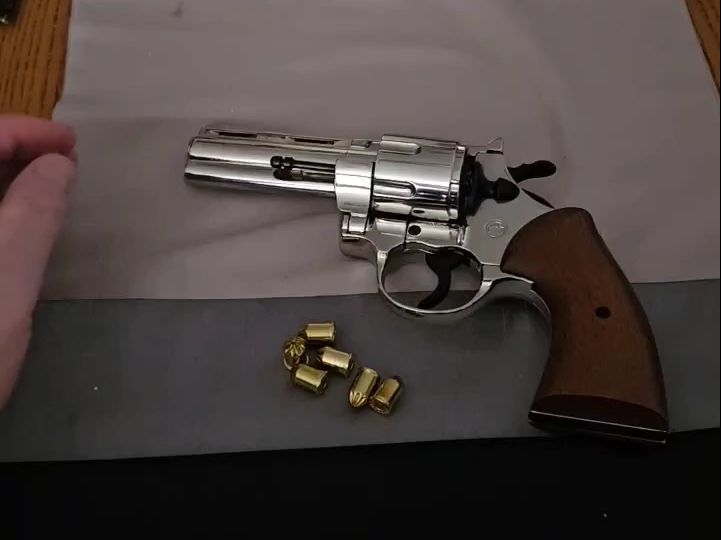 用空包弹装载 colt python 左轮手枪