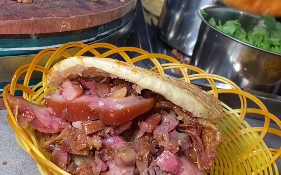 就是这家的烧饼夹猪头肉让我拖着肚子出来