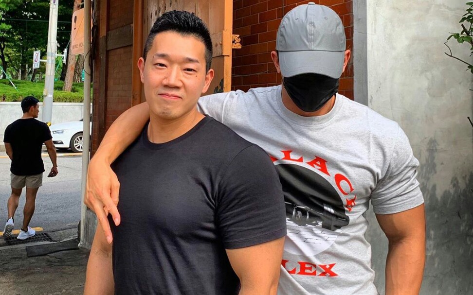 想躺在他胸大肌上惹憨厚老实型肉壮男