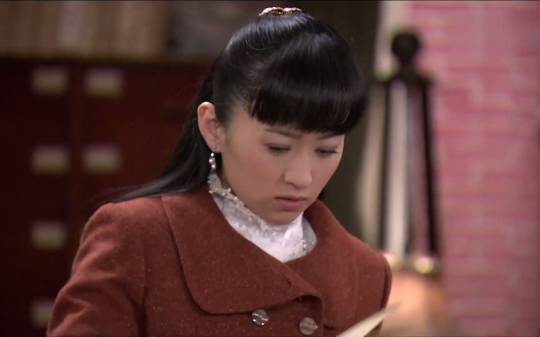 大捕房:茹茹和翰风散步,茹茹无意间说怀疑青山(青月)到底是不是个男人