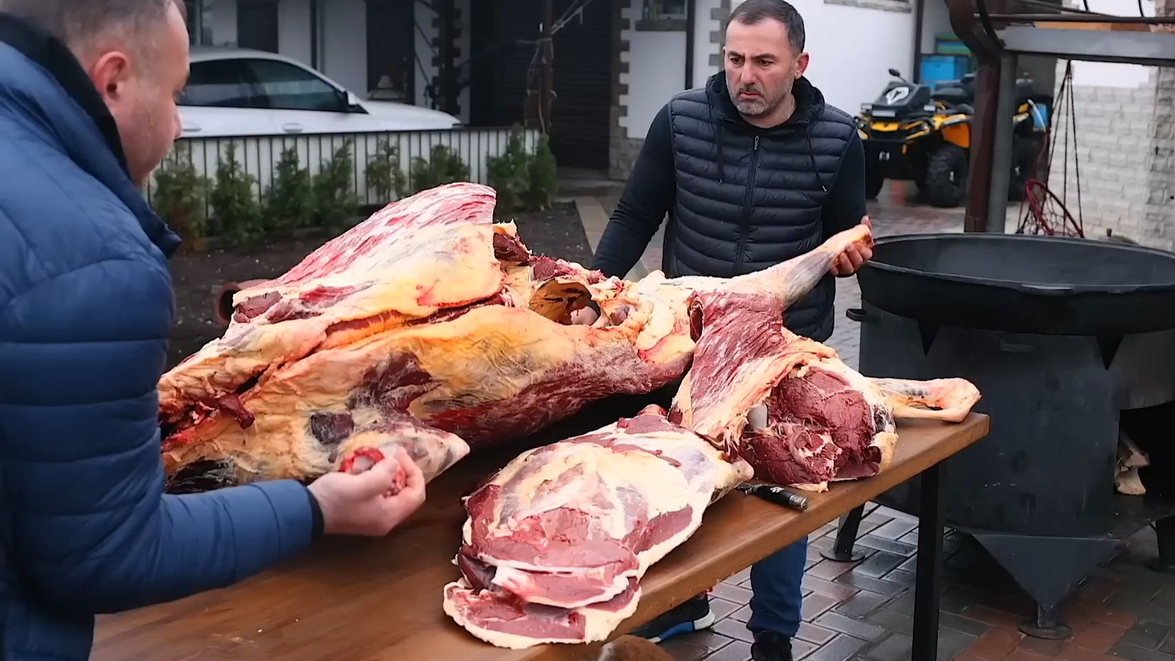 俄罗斯大叔硬核烤骆驼肉