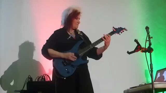 [图]MJ御用吉他手珍妮弗阿姨金曲串烧Jennifer Batten - guitar players tribute & Beat it solo