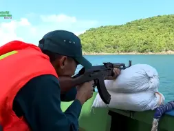 越南海军和越南海上民兵进行舰上射击训练